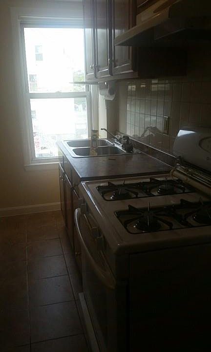 2nd image of 23 Cotter St #2