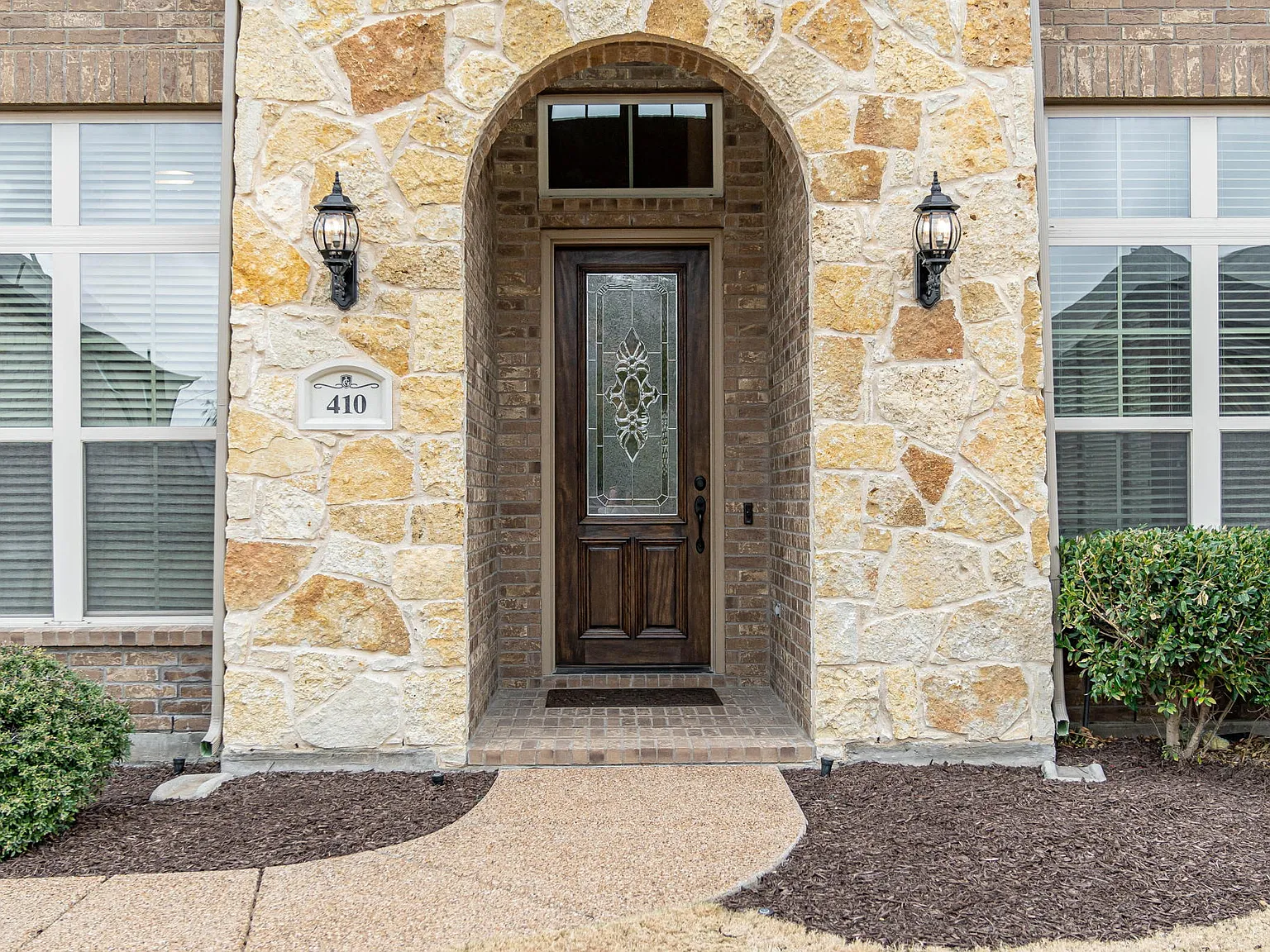 4 bed, 3749 sqft, $3,499 — Photo 2