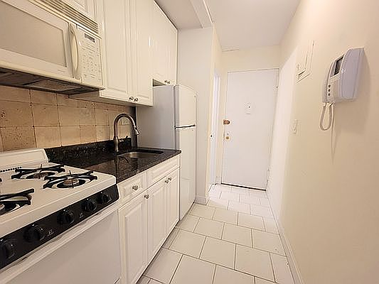 5th image of 205 W 13th St #4V