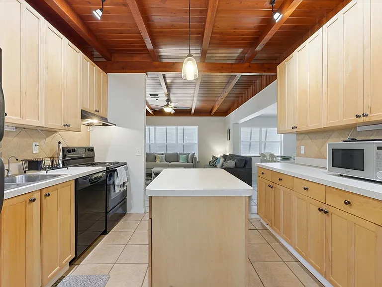 428 Court St — Photo 14