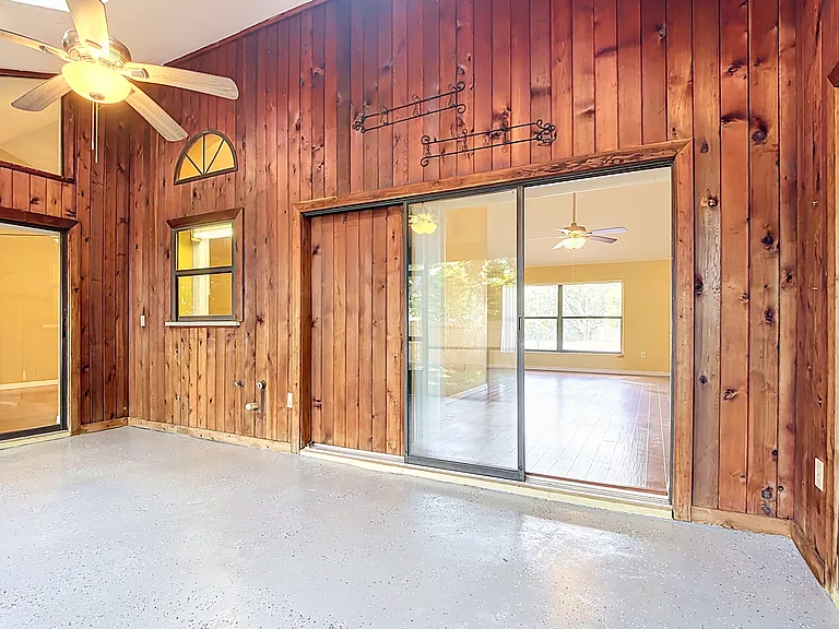 2108 Jonathan Ln — Photo 32