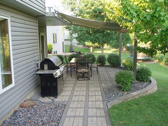 Patio w/ retractable awning
