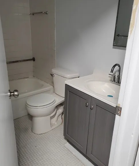 Dolson Arms Apartments — Photo 15