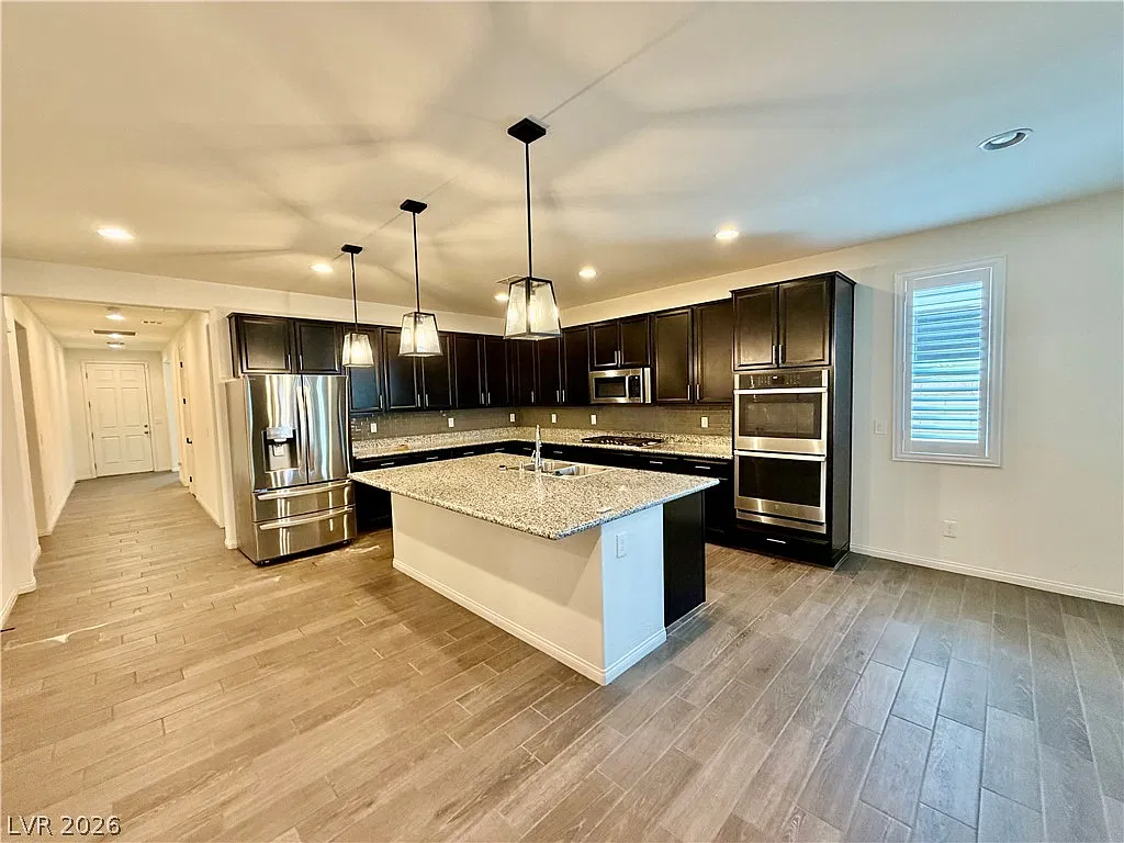 3 bed, 2.0 bath, 2081 sqft, $2,350 — Photo 2