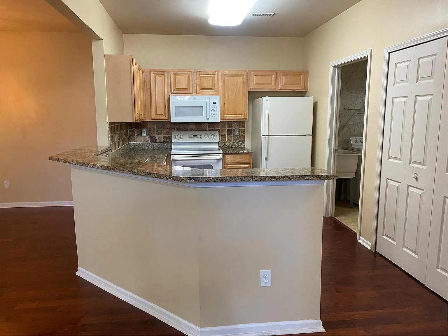 2 bed, 2.0 bath, 1490 sqft, $2,100 — Photo 3