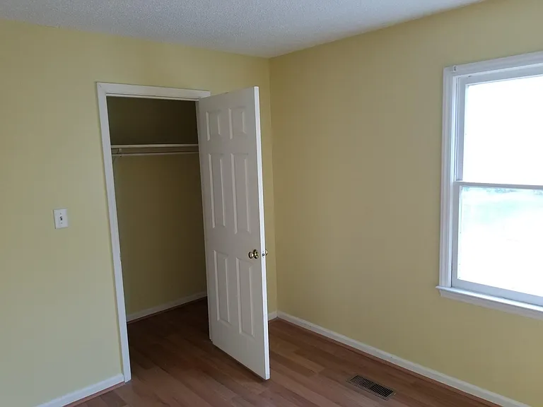 BEDROOM-02 WALK IN CLOSET
