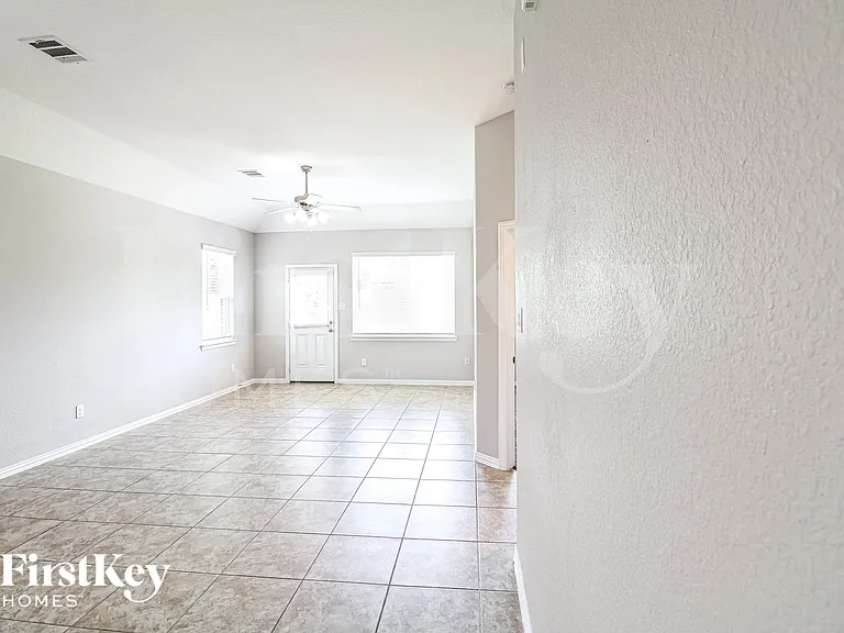 131 Brazos Dr — Photo 5