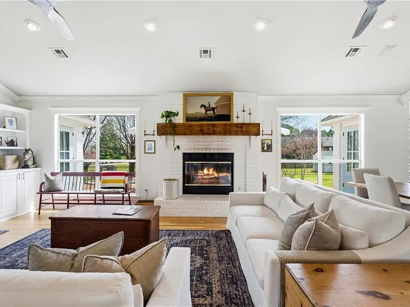 5203 S Pleasant Ln, Rogers, AR 72758