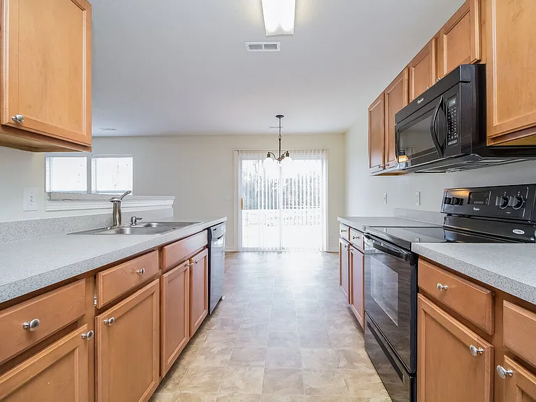 4565 Hawthorn Dr — Photo 6