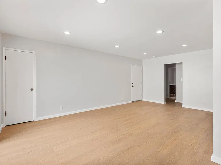 1107 E 3rd St #8 — Photo 3