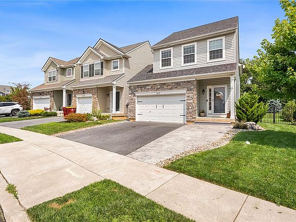 2nd image of 2213 Huntington Ln