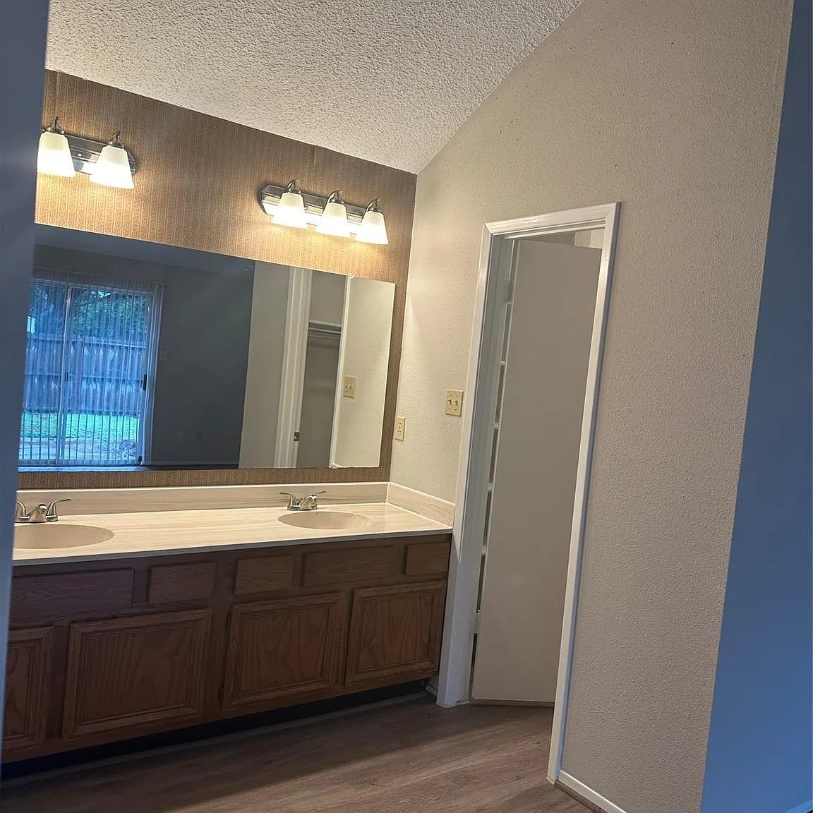 3 bed, 2.0 bath, 1772 sqft, $1,800 — Photo 4