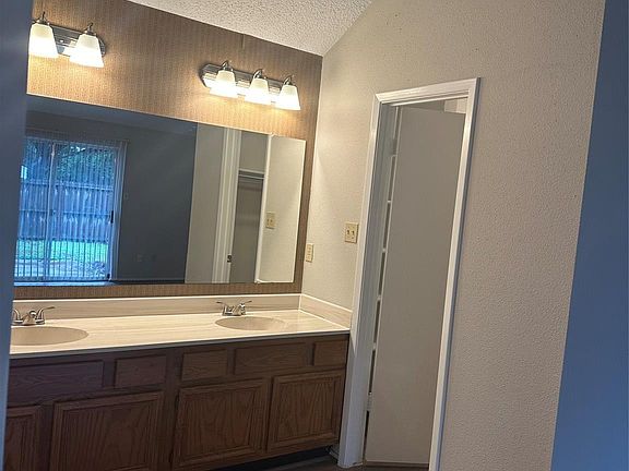 4th image of 16043 Beechnut St