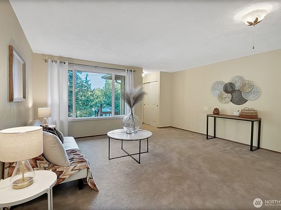 4th image of 521 E Lakeshore Drive W