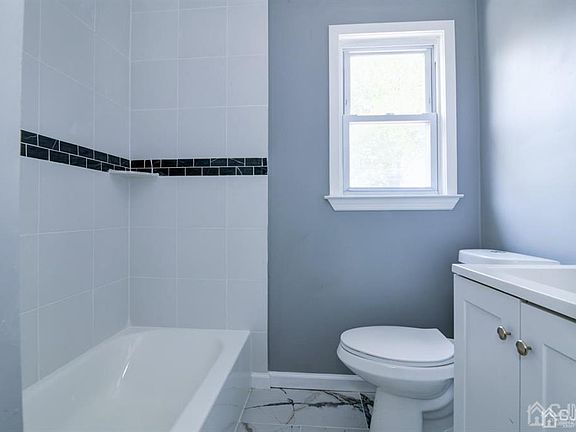 5th image of 153 E Cherry St