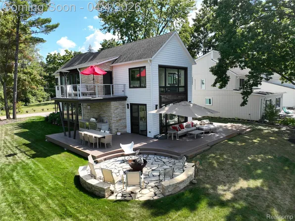 9658 Zukey Dr, Pinckney, MI 48169