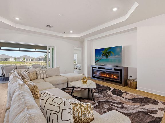 4th image of 15743 Modena St