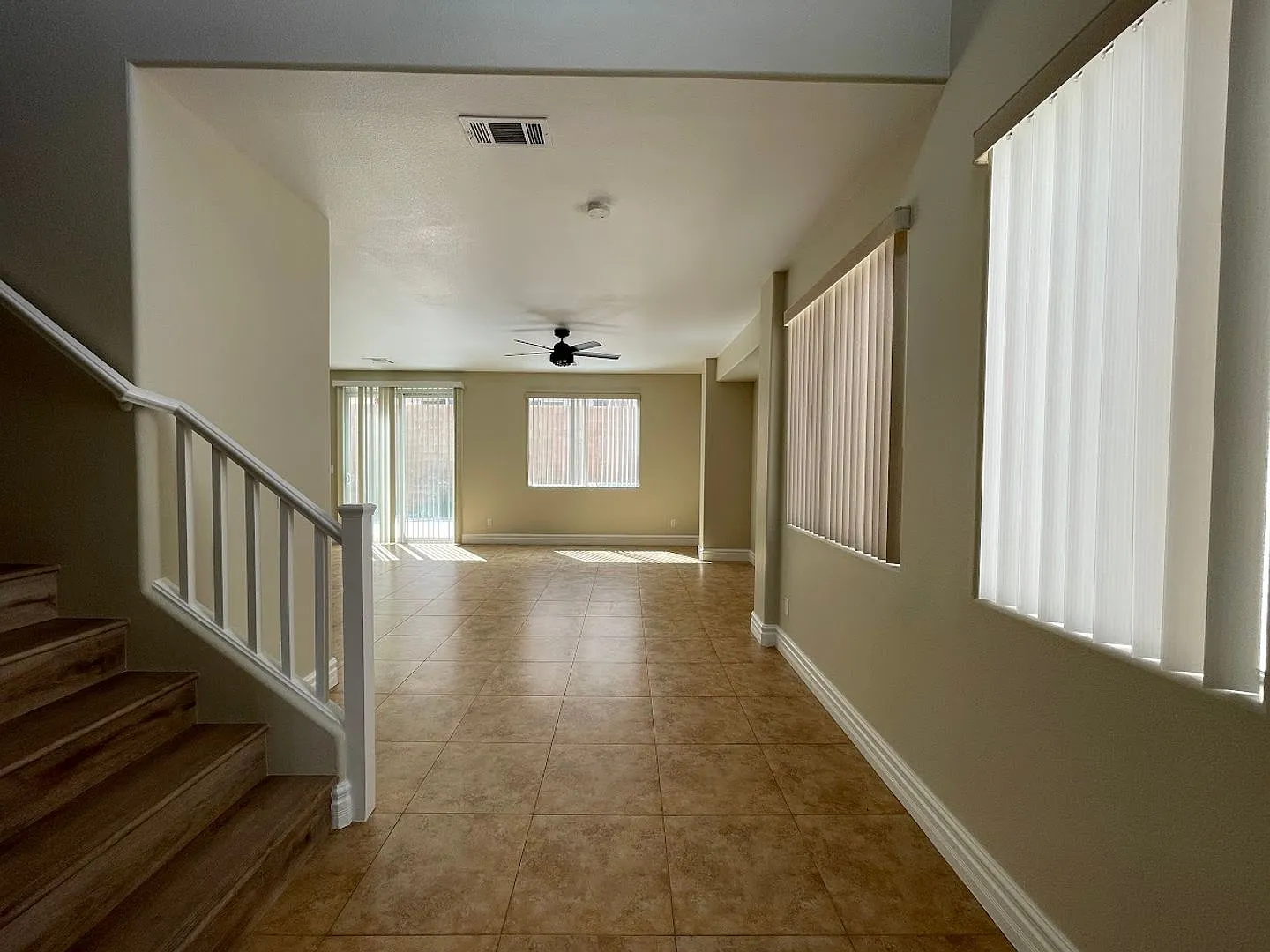 Beautiful 3 bed 3 bath Southwest Home with granite countertops and stainless steel appliances in ... — Photo 3