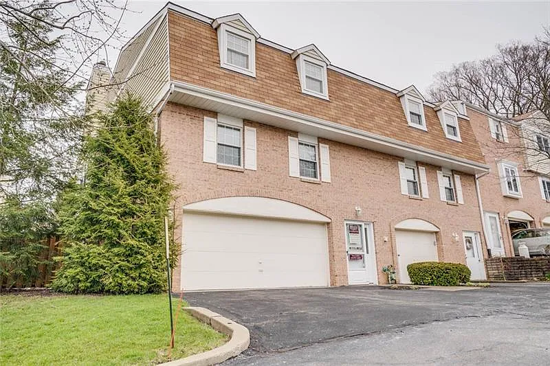 33 Oxford Ct photo 1