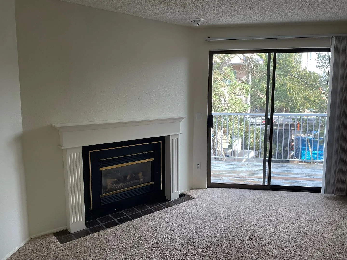 Spacious Apartments with Parking & Storage in Prime Location — Photo 2
