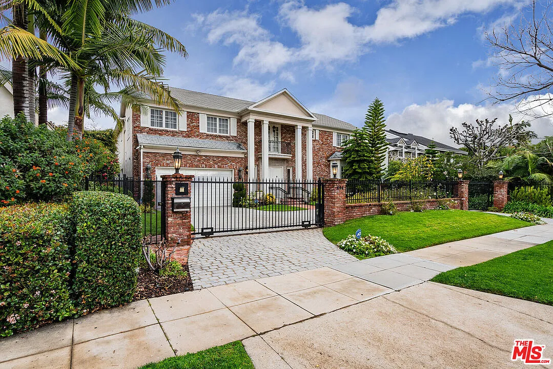 6 bed, 8.0 bath, 6950 sqft, $40,000 — Photo 3