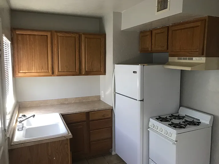 2430 S 5th Ave — Photo 3