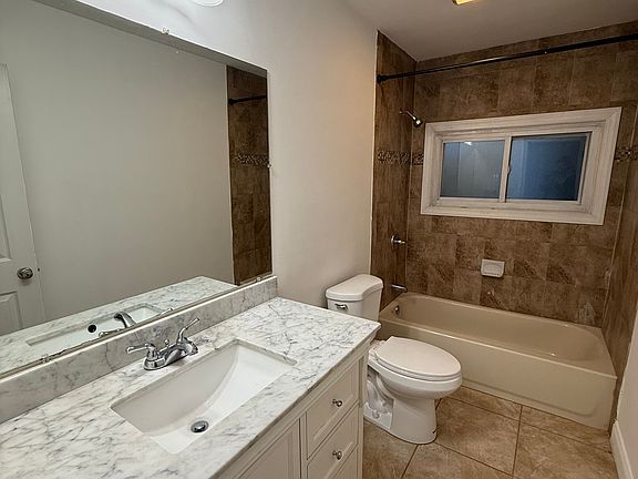 4th image of 25 Pembrook Ln #1