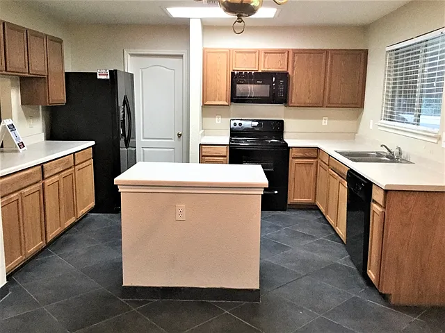3 bed, 2.0 bath, 2111 sqft, $1,975 — Photo 2