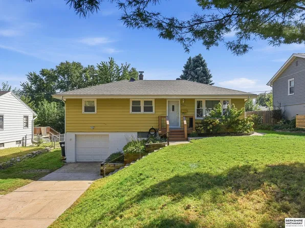 3217 Cornhusker Dr, Omaha, NE 68124