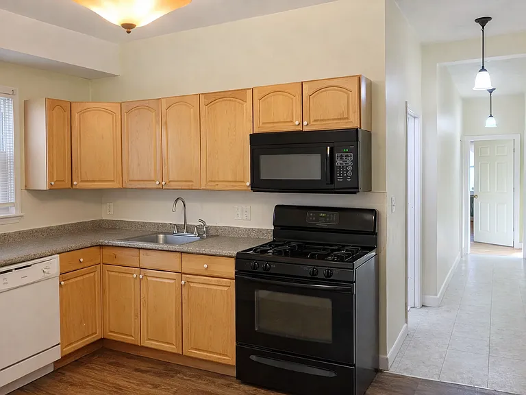 171 Windsor St #1 — Photo 4