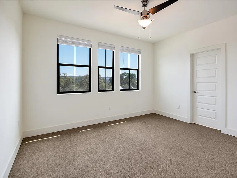 18400 Lakepoint Cv — Photo 29