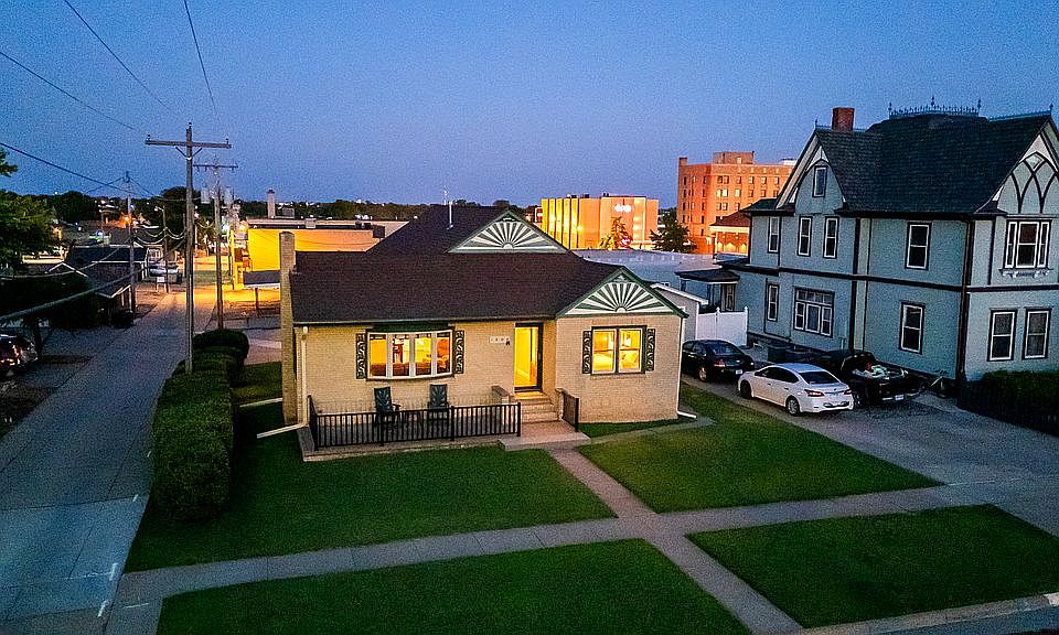 1st image of 1304 Fort St