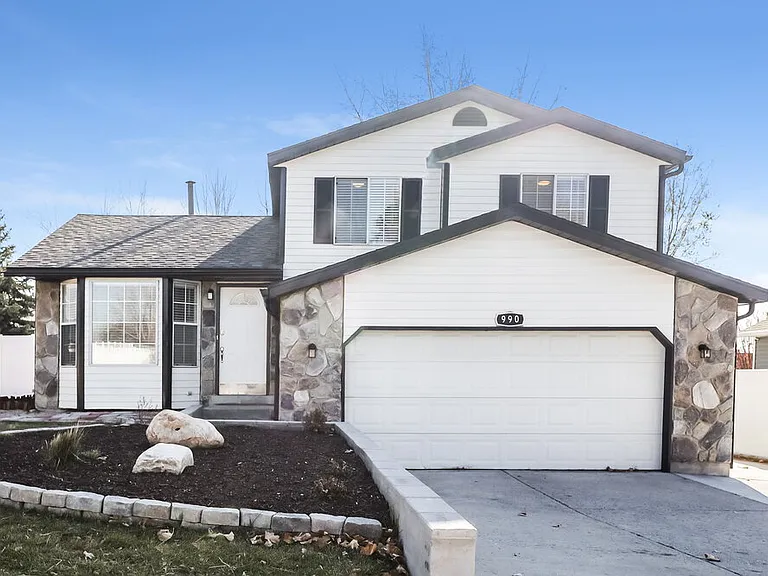 990 E Diana Hills Way — Photo 1