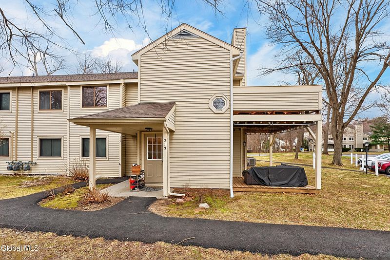 3rd image of 213 Grenadier Court