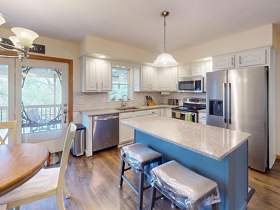 3rd image of 855 Fox Chapel Dr