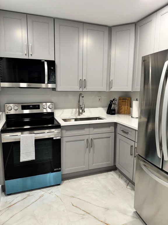 221 SE 11th Ave #2, photo 6