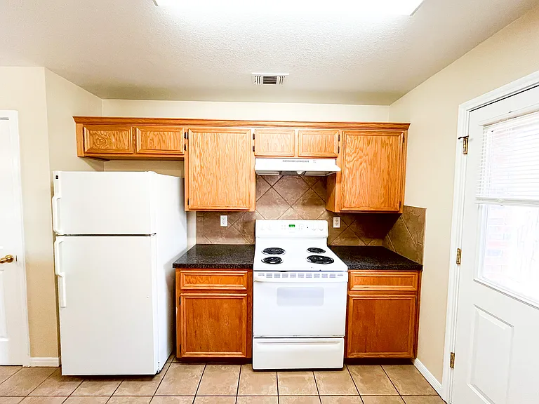 1303 Nicholas Cir #B — Photo 9