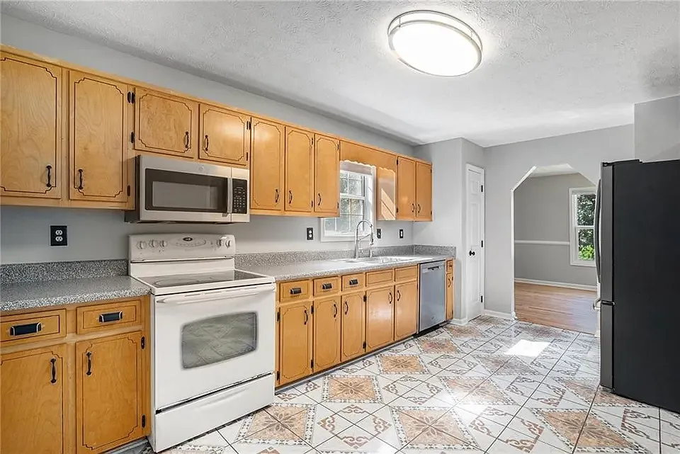 5 bed, 2419 sqft, $2,500 — Photo 1