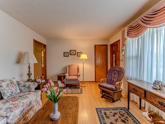 3rd image of 314 Woodmere Dr