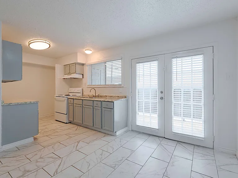 Ambassador Apartments — Photo 41