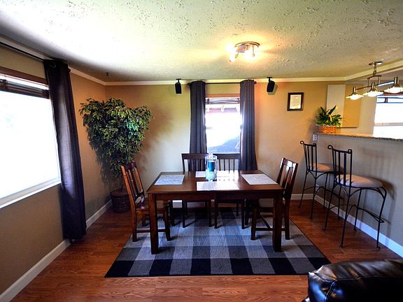 2nd image of 1208 Cottonwood Dr