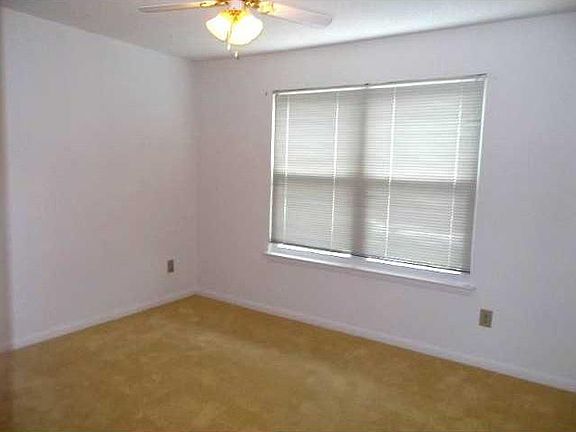 3rd image of 8 Ridgewood Pkwy APT E