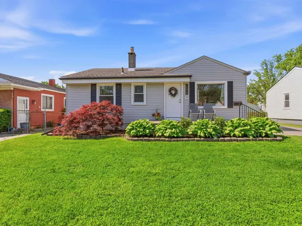 22810 Maxine St, Saint Clair Shores, MI 48080