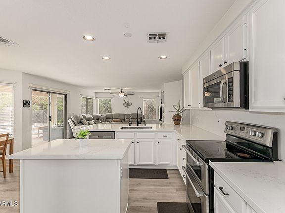 5th image of 285 W Goldfinch Way