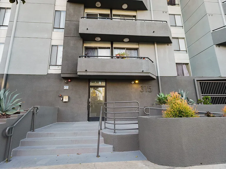 315 Virgil — Photo 2