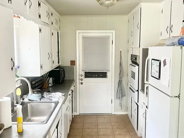 1403 Village Dr — Photo 8