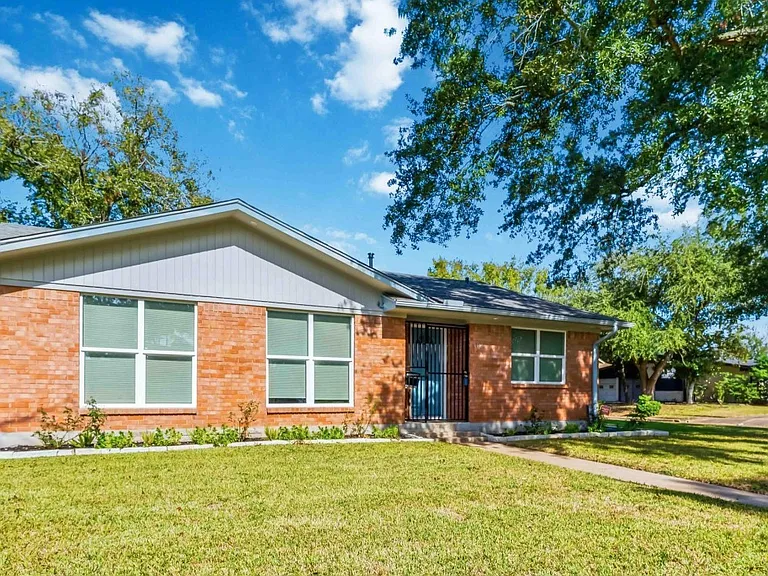 3923 Hickok Ln — Photo 1