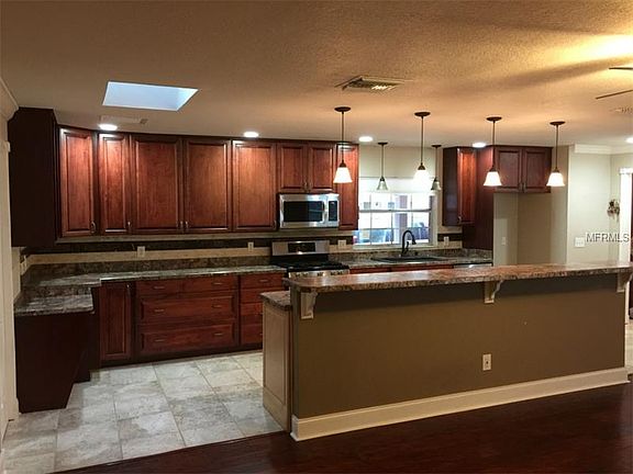 5th image of 100 Poplar Pl