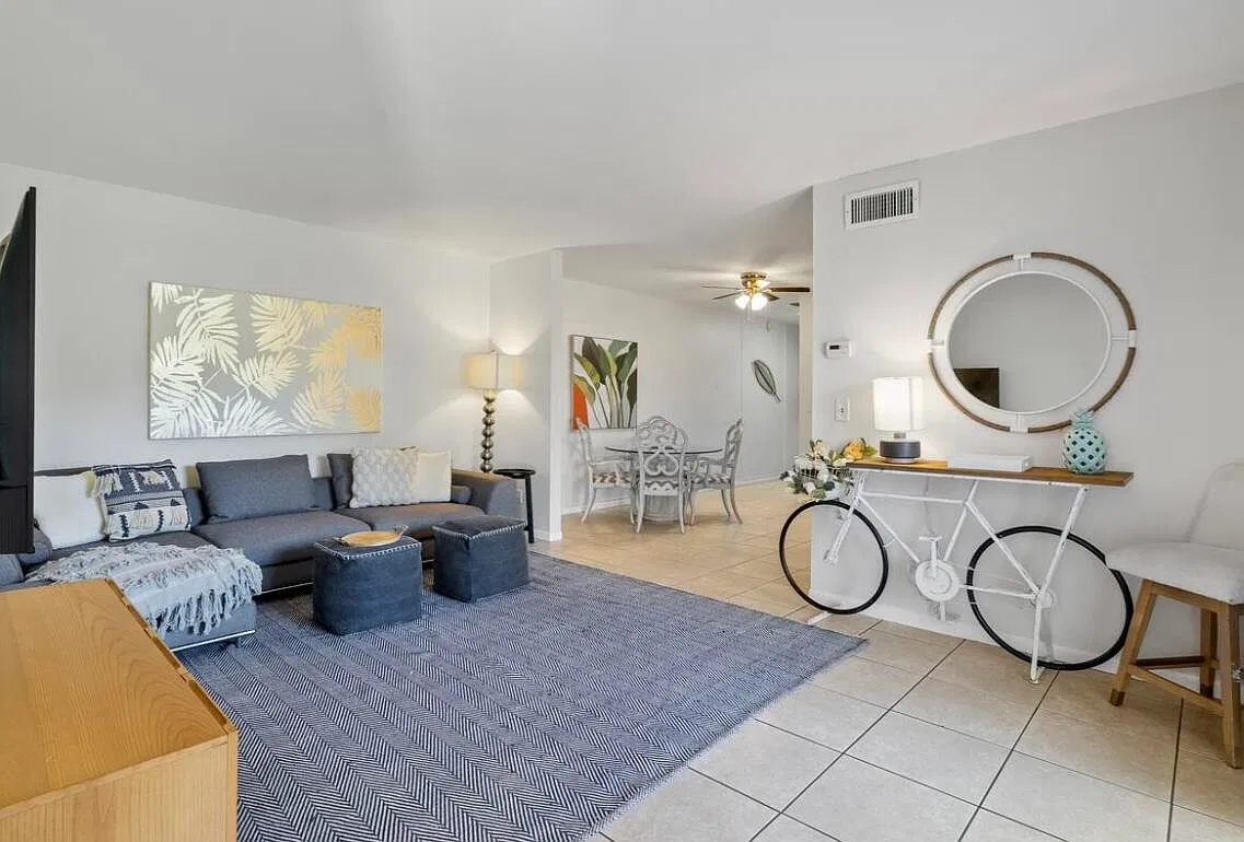 2 bed, 1.0 bath, 778 sqft, $2,000 — Photo 2