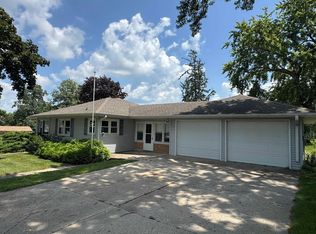 324 7th St, Aplington, IA 50604